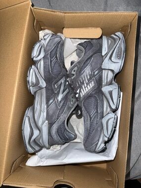 New Balance 9060 Grey/Silver Mens 4.5, women’s 6